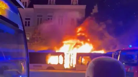El momento del autobús incendiado en Brujas por un aficionado del Barça El momento del autobús incendiado en Brujas por un aficionado del Barça