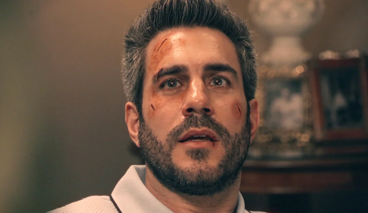 María se pone de pie delante de Andrés y los recuerdos invaden su mente, ¿estará empezando a recordar?