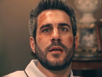 María se pone de pie delante de Andrés y los recuerdos invaden su mente, ¿estará empezando a recordar?