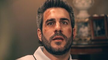 María se pone de pie delante de Andrés y los recuerdos invaden su mente, ¿estará empezando a recordar?