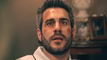 María se pone de pie delante de Andrés y los recuerdos invaden su mente, ¿estará empezando a recordar? María se pone de pie delante de Andrés y los recuerdos invaden su mente, ¿estará empezando a recordar?