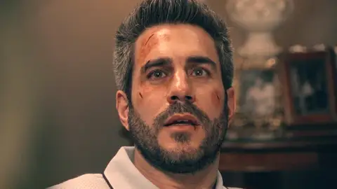 María se pone de pie delante de Andrés y los recuerdos invaden su mente, ¿estará empezando a recordar? María se pone de pie delante de Andrés y los recuerdos invaden su mente, ¿estará empezando a recordar?