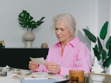 Imagen de archivo de una mujer mirando una fotografía
