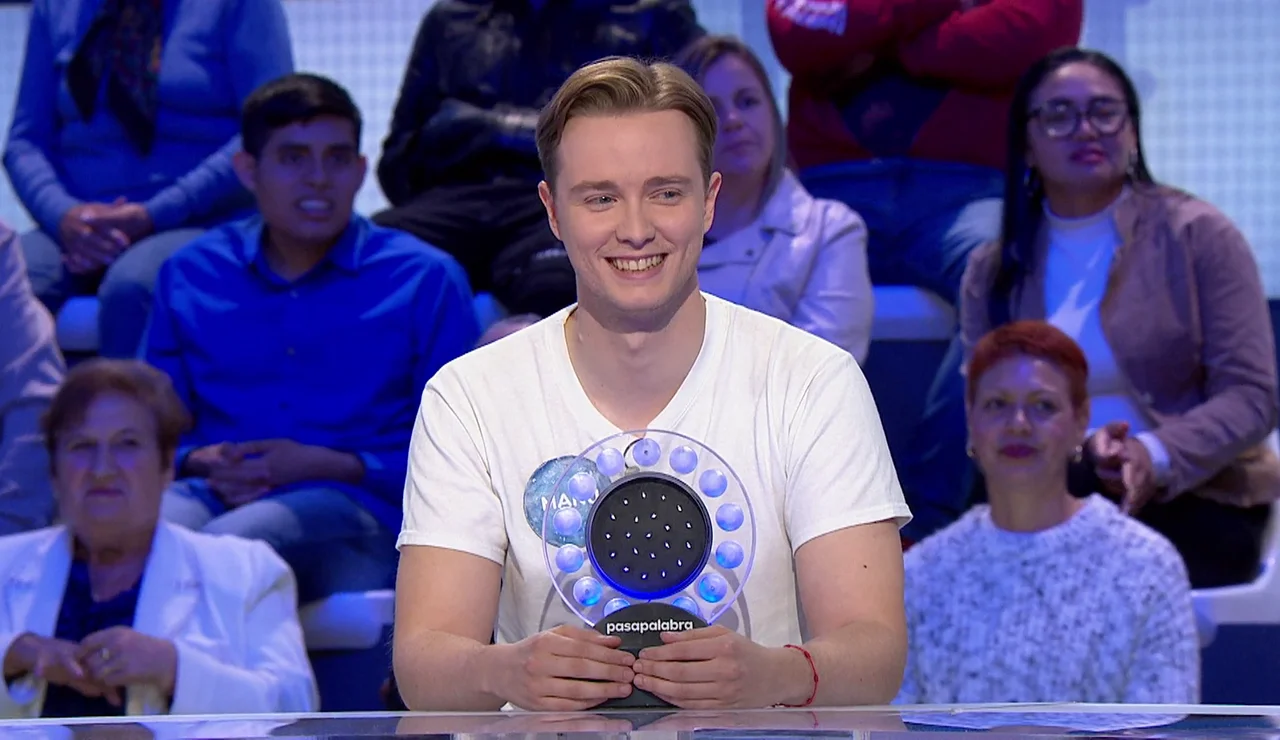 Manu confiesa qué cantante le gusta: ¡casi logra el pleno en La Pista!