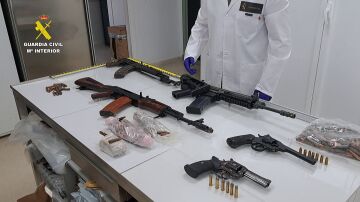 El operativo en una finca rural de Sanlúcar permitió incautar tres fusiles de asalto y munición El operativo en una finca rural de Sanlúcar permitió incautar tres fusiles de asalto y munición