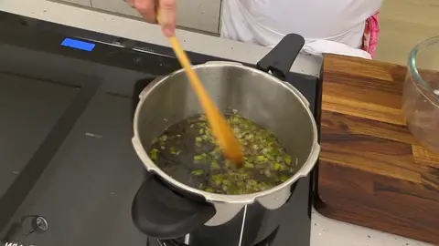 Añade las alubias con el agua del remojo Añade las alubias con el agua del remojo