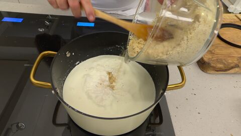 Agrega la mezcla de nueces y azúcar