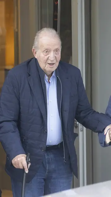 El rey Juan Carlos saliendo del restaurante El rey Juan Carlos saliendo del restaurante