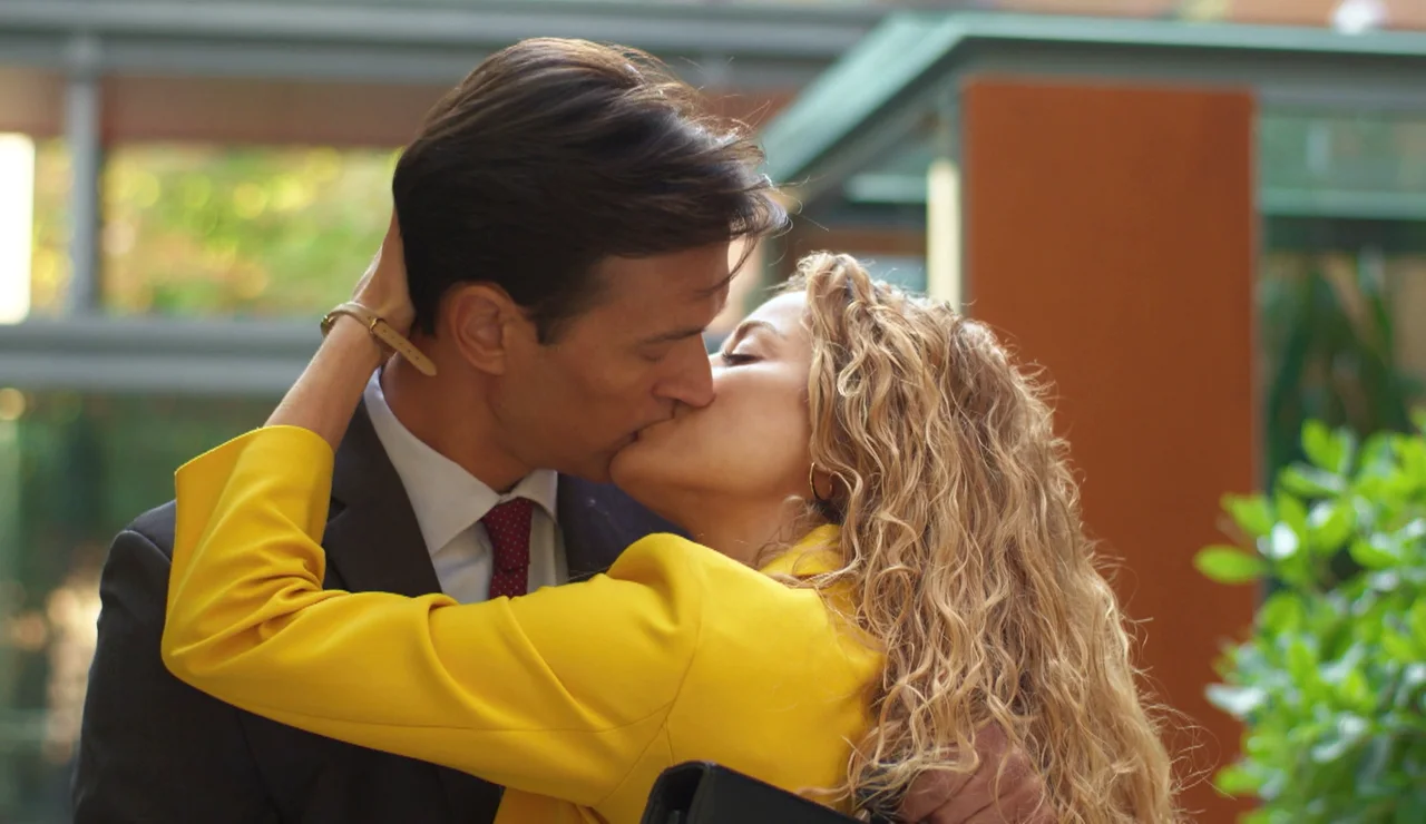 Mientras Amanda y César se divorcian, Laura y Álvaro cruzan una línea roja como abogados: ¿un beso que confirma su relación?