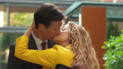 Mientras Amanda y César se divorcian, Laura y Álvaro cruzan una línea roja como abogados: ¿un beso que confirma su relación? Mientras Amanda y César se divorcian, Laura y Álvaro cruzan una línea roja como abogados: ¿un beso que confirma su relación?