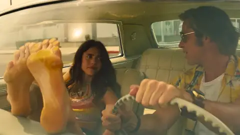 Margaret Qualley y Brad Pitt en Érase una vez en... Hollywood Margaret Qualley y Brad Pitt en Érase una vez en... Hollywood