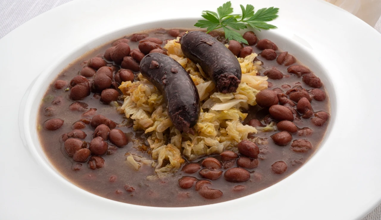 Alubias exprés con berza salteada y morcilla