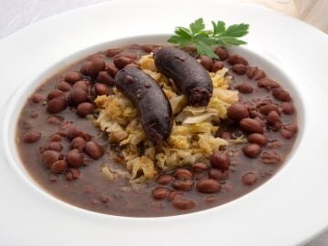 Alubias exprés con berza salteada y morcilla