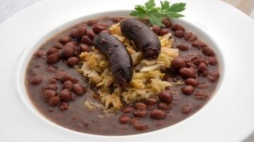 Alubias exprés con berza salteada y morcilla Alubias exprés con berza salteada y morcilla