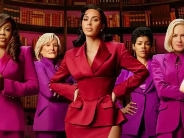 All's Fair (Todas las de la ley) con Kim Kardashian, Naomi Watts, Niecy Nash-Betts, Teyana Taylor, Matthew Noszka, Sarah Paulson y Glenn Close All's Fair (Todas las de la ley) con Kim Kardashian, Naomi Watts, Niecy Nash-Betts, Teyana Taylor, Matthew Noszka, Sarah Paulson y Glenn Close