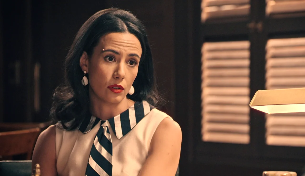 Cloe le exige a Tasio que despida a la mitad de la plantilla... ¡Es una orden de Brossard!