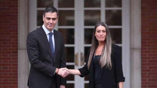 El presidente del Gobierno, Pedro S&aacute;nchez, recibe a la portavoz de Junts en el Congreso, Miriam Nogueras, en el Palacio de la Moncloa