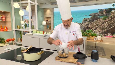 Pon las nueces (reserva 8 medias nueces para decorar) y el azúcar en una picadora y tritúralos bien.