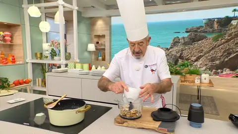 Pon las nueces (reserva 8 medias nueces para decorar) y el azúcar en una picadora y tritúralos bien. Pon las nueces (reserva 8 medias nueces para decorar) y el azúcar en una picadora y tritúralos bien.