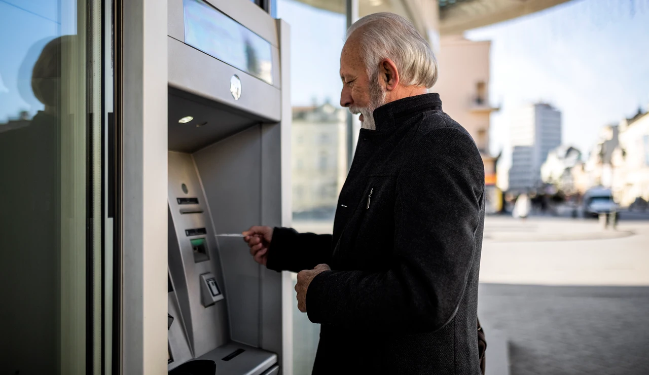 Hombre mayor en el cajero