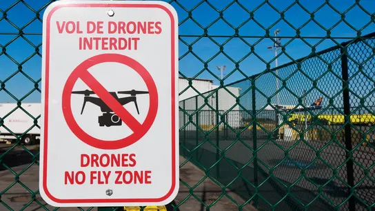 Un cartel indica 'Zona de no vuelo de drones' fuera del terminal del aeropuerto de Lieja, Bélgica Un cartel indica 'Zona de no vuelo de drones' fuera del terminal del aeropuerto de Lieja, Bélgica