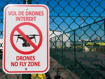 Un cartel indica 'Zona de no vuelo de drones' fuera del terminal del aeropuerto de Lieja, Bélgica Un cartel indica 'Zona de no vuelo de drones' fuera del terminal del aeropuerto de Lieja, Bélgica