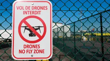 Un cartel indica 'Zona de no vuelo de drones' fuera del terminal del aeropuerto de Lieja, Bélgica Un cartel indica 'Zona de no vuelo de drones' fuera del terminal del aeropuerto de Lieja, Bélgica