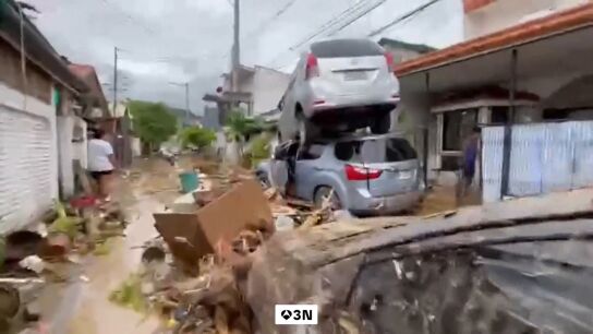 Duras im&aacute;genes del tif&oacute;n Kalmaegi: el viento estampa a un hombre contra un muro 