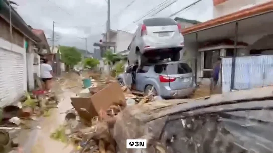 Duras imágenes del tifón Kalmaegi: el viento estampa a un hombre contra un muro Duras imágenes del tifón Kalmaegi: el viento estampa a un hombre contra un muro