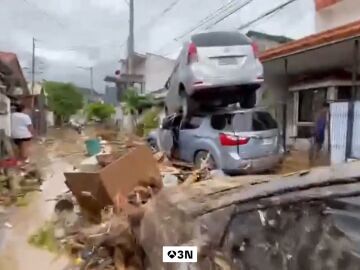 Duras imágenes del tifón Kalmaegi: el viento estampa a un hombre contra un muro 