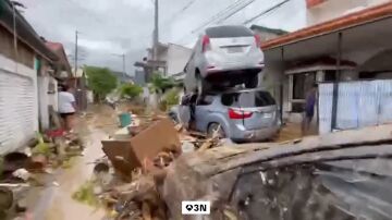 Duras imágenes del tifón Kalmaegi: el viento estampa a un hombre contra un muro Duras imágenes del tifón Kalmaegi: el viento estampa a un hombre contra un muro
