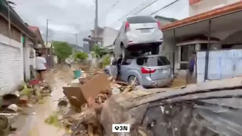 Duras imágenes del tifón Kalmaegi: el viento estampa a un hombre contra un muro Duras imágenes del tifón Kalmaegi: el viento estampa a un hombre contra un muro