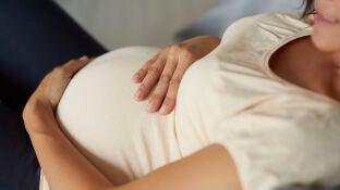 Una mujer embarazada
