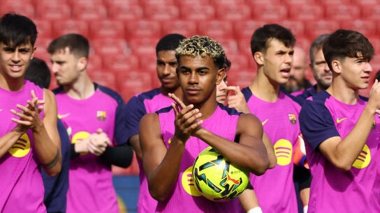 Lamine Yamal y el resto de jugadores en el entrenamiento en el Spotify Camp Nou