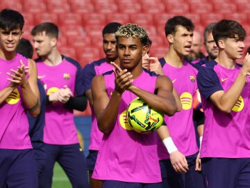 Lamine Yamal y el resto de jugadores en el entrenamiento en el Spotify Camp Nou
