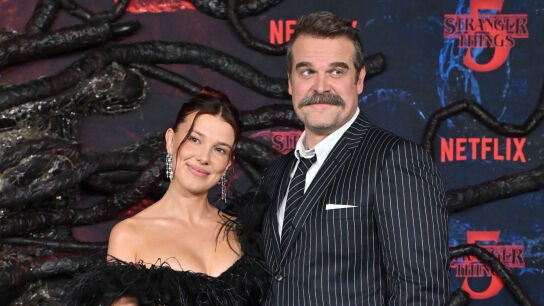Millie Bobby Brown y David Harbour en la premiere de la temporada 5 de Stranger Things