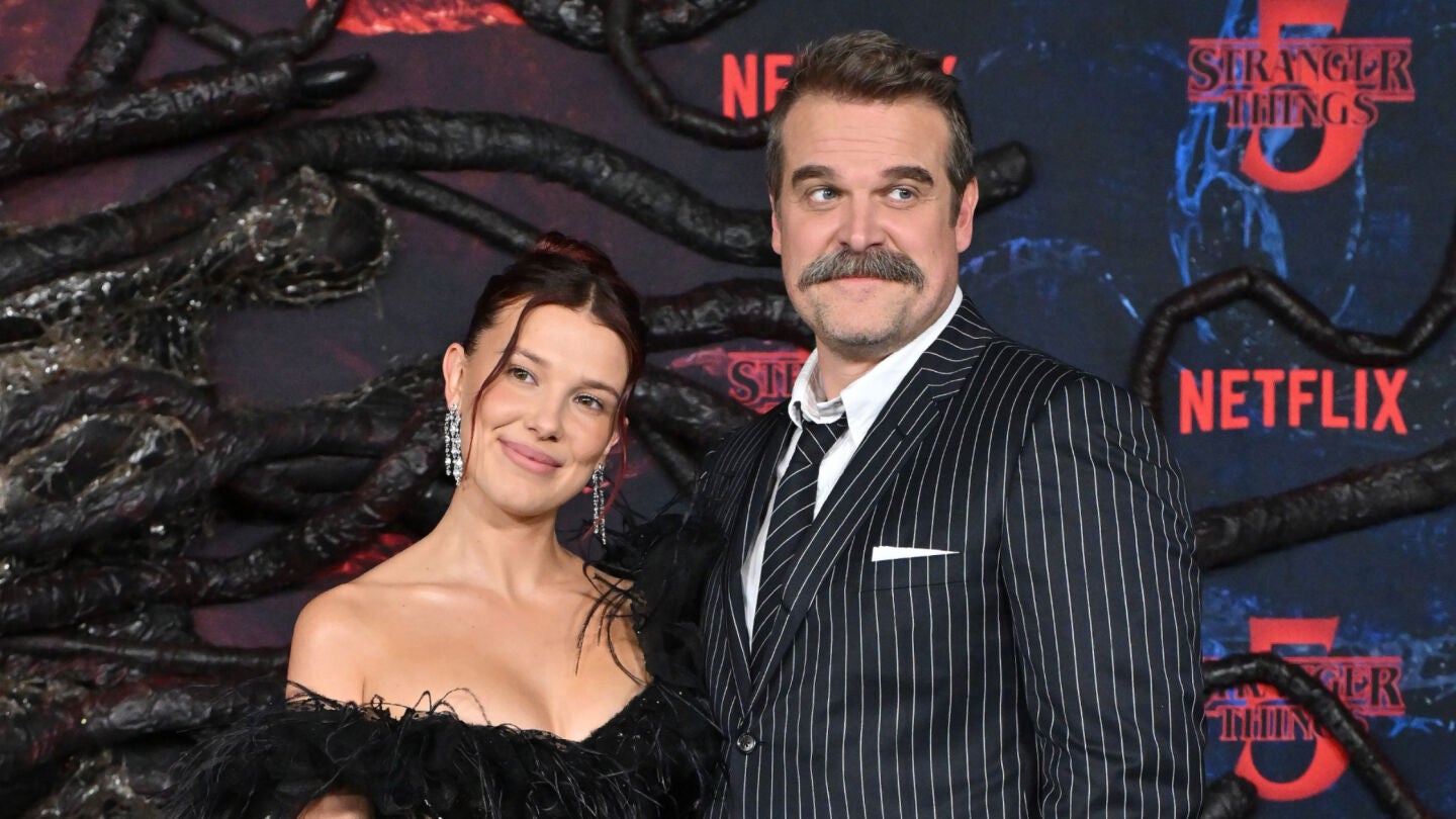 Millie Bobby Brown y David Harbour en la premiere de la temporada 5 de Stranger Things