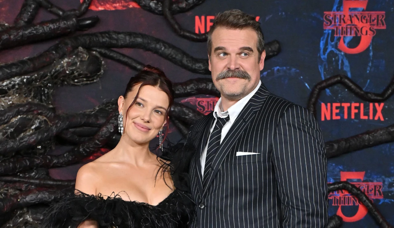 Millie Bobby Brown y David Harbour en la premiere de la temporada 5 de Stranger Things