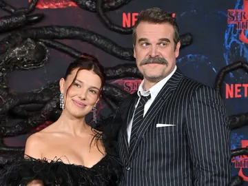 Millie Bobby Brown y David Harbour en la premiere de la temporada 5 de Stranger Things Millie Bobby Brown y David Harbour en la premiere de la temporada 5 de Stranger Things