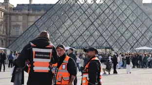Imagen de personal de seguridad privada en el museo del Louvre Imagen de personal de seguridad privada en el museo del Louvre