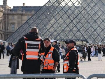 Imagen de personal de seguridad privada en el museo del Louvre