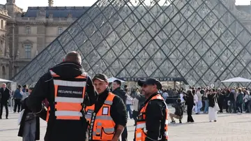 Imagen de personal de seguridad privada en el museo del Louvre Imagen de personal de seguridad privada en el museo del Louvre