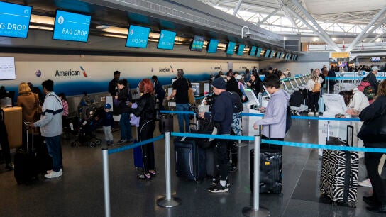 Imagen de personas haciendo fila en un aeropuerto. 