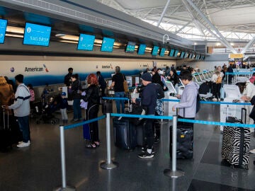 Imagen de personas haciendo fila en un aeropuerto. 