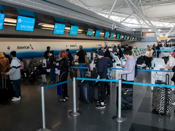 Imagen de personas haciendo fila en un aeropuerto. Imagen de personas haciendo fila en un aeropuerto.