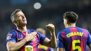 Lewandowski celebra uno de sus tres goles en Bala&iacute;dos