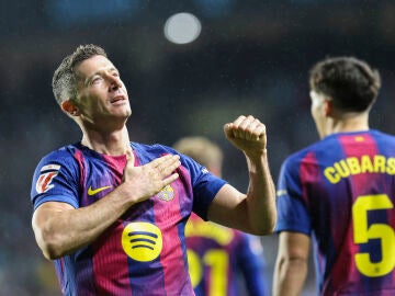 Lewandowski celebra uno de sus tres goles en Balaídos