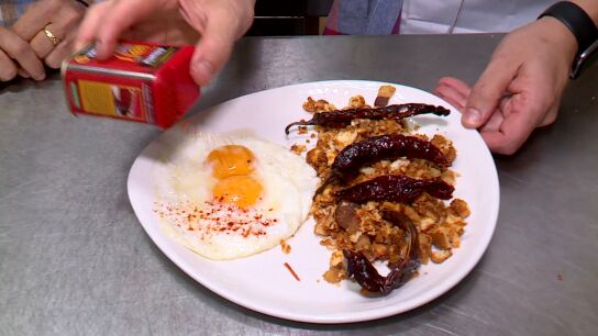 Huevos fritos con piment&oacute;n de la Vera