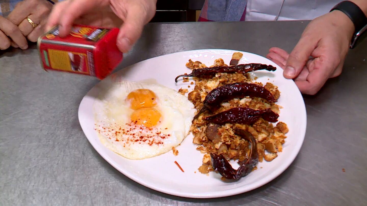 Huevos fritos con piment&oacute;n de la Vera