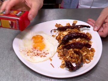 Huevos fritos con pimentón de la Vera